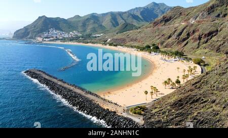 Isola Canarie TENERIFE, Spagna - 28 Dic, 2019: Playa de Las Teresitas è la più bella spiaggia dell'isola Canarie Tenerife. La sabbia bianca è stata shi Foto Stock