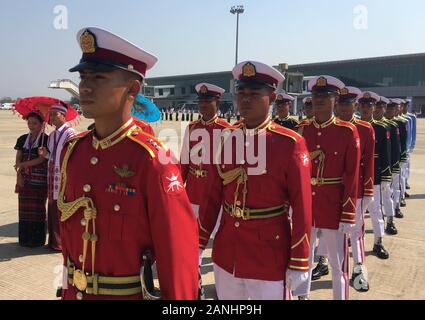 (200117) -- NAY Gen. Pyi TAW, Gennaio 17, 2020 (Xinhua) -- Myanmar onore guardie benvenuto il Presidente cinese Xi Jinping al Nay Gen. Pyi Taw Aeroporto Internazionale in Nay Gen. Pyi Taw, Myanmar, Gennaio 17, 2020. Il presidente cinese Xi Jinping è arrivato in Nay Gen. Pyi Taw venerdì per una visita di stato in Myanmar. (Xinhua/Li Zhongfa) Foto Stock