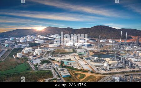 Vista panoramica del petrolio e del gas industria della raffinazione, con le montagne sullo sfondo al tramonto Foto Stock