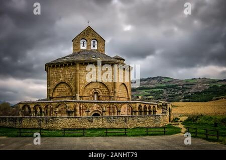 Lone Basilica di Santa Maria de Eunate, costruita dai Cavalieri Templari sulla Via di San Giacomo (Camino de Santiago) Foto Stock