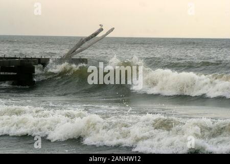 Onde che si infrangono sulle rive del Lago Erie a Cleveland, OH, Stati Uniti Foto Stock