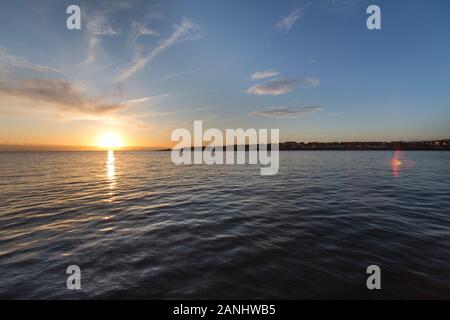 Città di Anstruther, Scozia. Pittoresca vista al tramonto sul Firth of Forth. La scena è stata catturata da Anstruther's Harbor, guardando in direzione est verso il basso la Fife Coast verso Pittenweem. Foto Stock