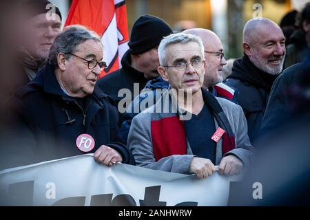 (200117) -- Parigi, gennaio 17, 2020 (Xinhua) -- Yves Veyrier (anteriore, R), la testa di FO unione, prende parte a una manifestazione a Parigi per uno sciopero contro il governo francese di riforma delle pensioni, gen. 16, 2020. Il francese i sindacati arrabbiati per Presidente Emmanuel Macron il piano per revisionare la riforma delle pensioni mantenute in treno e metropolitana traffico disturbato e chiuso numerose strade in tutto il paese il giovedì in una nuova grande manifestazione. (Foto di Aurelien Morissard/Xinhua) Foto Stock