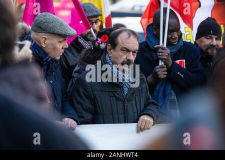 (200117) -- Parigi, gennaio 17, 2020 (Xinhua) -- Philippe Martinez (C), la testa di estrema sinistra CGT unione che in testa Parigi rally, passa su una manifestazione a Parigi per uno sciopero contro il governo francese di riforma delle pensioni, gen. 16, 2020. Il francese i sindacati arrabbiati per Presidente Emmanuel Macron il piano per revisionare la riforma delle pensioni mantenute in treno e metropolitana traffico disturbato e chiuso numerose strade in tutto il paese il giovedì in una nuova grande manifestazione. (Foto di Aurelien Morissard/Xinhua) Foto Stock