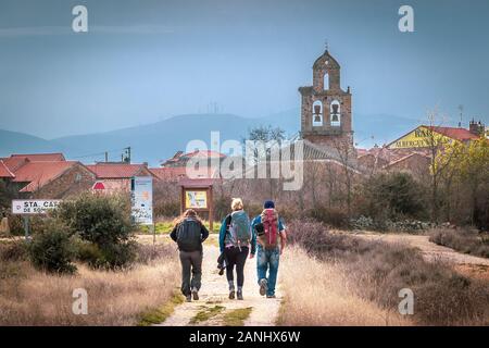 Tre pellegrini che camminano in Santa Catalina sul cammino di san Giacomo (Camino de Santiago) Foto Stock