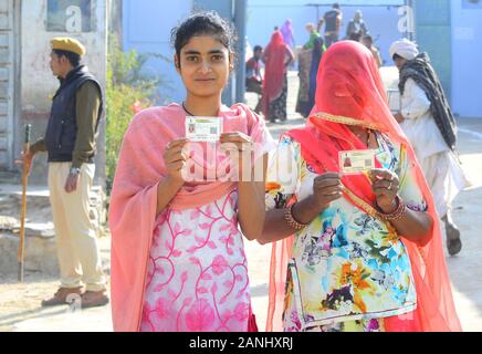 Rajasthan, India. Xvii gen, 2020. Elettore di Rajasthani mostrano la loro carta d'identità in corrispondenza di una stazione di polling durante la prima fase del panchayat (villaggio consiglio) elezioni a Delwara villaggio vicino Beawar. (Foto di Sumit Saraswat/Pacific Stampa) Credito: Pacific Press Agency/Alamy Live News Foto Stock