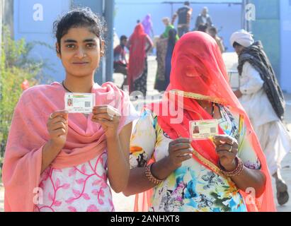 Rajasthan, India. Xvii gen, 2020. Elettore di Rajasthani mostrano la loro carta d'identità in corrispondenza di una stazione di polling durante la prima fase del panchayat (villaggio consiglio) elezioni a Delwara villaggio vicino Beawar. (Foto di Sumit Saraswat/Pacific Stampa) Credito: Pacific Press Agency/Alamy Live News Foto Stock