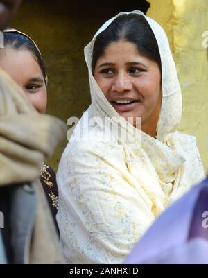 Rajasthan, India. Xvii gen, 2020. Giovani donne elettore in piedi in una coda per esprimere il loro voto per la prima fase del panchayat (villaggio consiglio) elezioni a Suhawa villaggio vicino Beawar. (Foto di Sumit Saraswat/Pacific Stampa) Credito: Pacific Press Agency/Alamy Live News Foto Stock