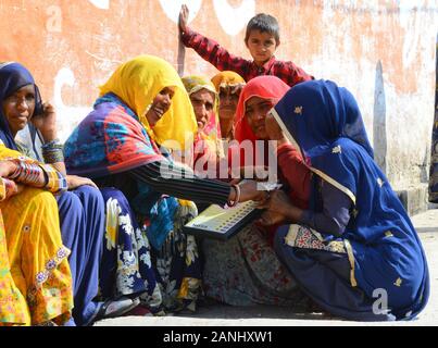 Rajasthan, India. Xvii gen, 2020. Elettore delle donne al di fuori di una stazione di polling durante la prima fase del panchayat (villaggio consiglio) elezioni a Suhawa villaggio vicino Beawar. (Foto di Sumit Saraswat/Pacific Stampa) Credito: Pacific Press Agency/Alamy Live News Foto Stock