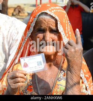 Rajasthan, India. Xvii gen, 2020. Una donna anziana elettore mostra il suo dito inchiostrato dopo la sua votato nella prima fase del panchayat (villaggio consiglio) elezioni a Suhawa villaggio vicino Beawar. (Foto di Sumit Saraswat/Pacific Stampa) Credito: Pacific Press Agency/Alamy Live News Foto Stock