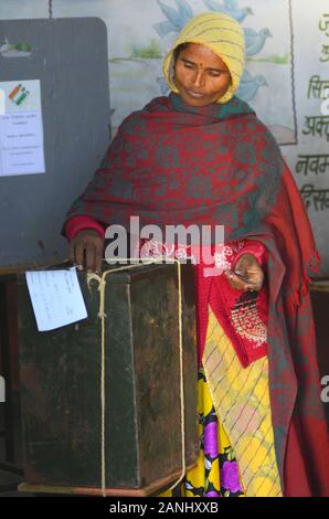 Rajasthan, India. Xvii gen, 2020. Una donna di Rajasthani esprimere il loro voto in corrispondenza di una stazione di polling durante la prima fase del panchayat (villaggio consiglio) elezioni a Suhawa villaggio vicino Beawar. (Foto di Sumit Saraswat/Pacific Stampa) Credito: Pacific Press Agency/Alamy Live News Foto Stock