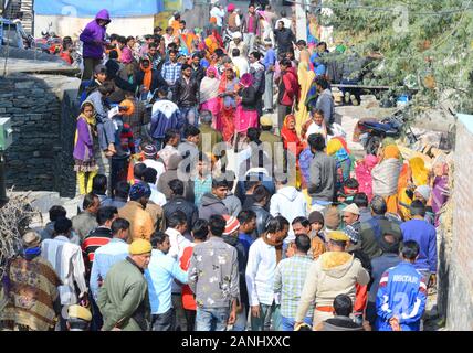 Rajasthan, India. Xvii gen, 2020. La Folla di elettori al di fuori di una stazione di polling durante la prima fase del panchayat (villaggio consiglio) elezioni a Suhawa villaggio vicino Beawar. (Foto di Sumit Saraswat/Pacific Stampa) Credito: Pacific Press Agency/Alamy Live News Foto Stock