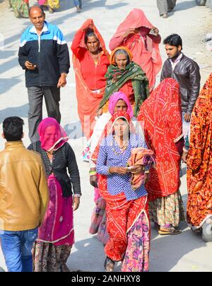 Rajasthan, India. Xvii gen, 2020. Elettore di Rajasthani va a un seggio per esprimere il loro voto per la prima fase del panchayat (villaggio consiglio) elezioni a Suhawa villaggio vicino Beawar. (Foto di Sumit Saraswat/Pacific Stampa) Credito: Pacific Press Agency/Alamy Live News Foto Stock