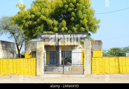 Rajasthan, India. Xvii gen, 2020. Edificio chiuso di Gram Panchayat durante la prima fase del panchayat (villaggio consiglio) elezioni a Suhawa villaggio vicino Beawar. (Foto di Sumit Saraswat/Pacific Stampa) Credito: Pacific Press Agency/Alamy Live News Foto Stock