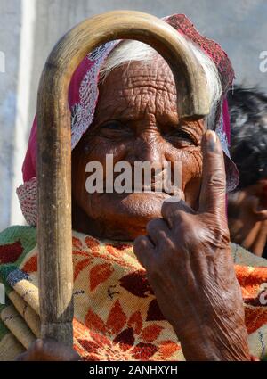 Rajasthan, India. Xvii gen, 2020. Una donna anziana elettore mostra il suo dito inchiostrato dopo la sua votato nella prima fase del panchayat (villaggio consiglio) elezioni a Suhawa villaggio vicino Beawar. (Foto di Sumit Saraswat/Pacific Stampa) Credito: Pacific Press Agency/Alamy Live News Foto Stock