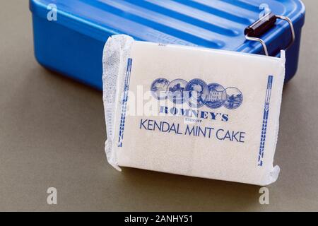Blocco di Kendal Mint Cake oltre ad un metallo cestino pranzo picnic per energia razioni di emergenza durante le escursioni. Inghilterra, Regno Unito, Gran Bretagna Foto Stock