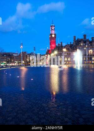 Bradford City Hall e lo specchio piscina nel parco della città al crepuscolo Bradford West Yorkshire Inghilterra Foto Stock