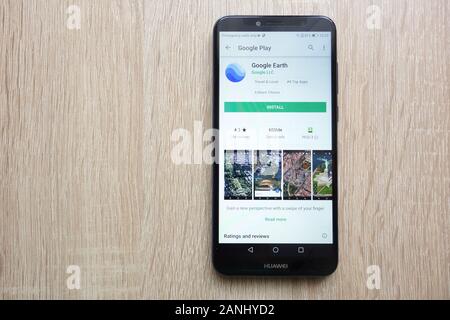 App Google Earth sul sito Web Google Play Store visualizzato sullo smartphone Huawei Y6 2018 Foto Stock