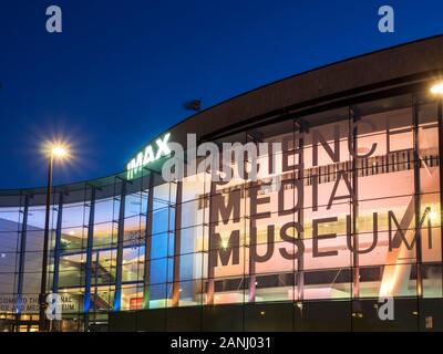 Bradford scienza e Museo Multimediale al crepuscolo Bradford West Yorkshire Inghilterra Foto Stock