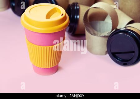 Tazza da caffè eco riutilizzabile Zero Waste Concept rispetto a più tazze di cartone monouso Foto Stock