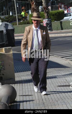 "Boycie a Benidorm' attore John Challis famosa per il suo ruolo come Boycie in soltanto gli sciocchi e cavalli Saunters in lavoro nel sole per andare sul set e viene visualizzato nuovamente dopo le riprese con il suo successivo foglio di chiamata e teste fuori torna in città per il suo hotel a piedi tra l'Inghilterra è Hollidaymakers 30/03/2017 (immagine di credito©Jack Ludlam) Foto Stock