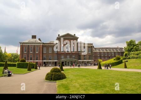 KENSINGTON GARDENS, REGNO UNITO - 20 MAGGIO 2019. Kensington Palace è il luogo di nascita della Regina Vittoria, degli Appartamenti di Stato del Re e del famoso Sunken Garden. Foto Stock