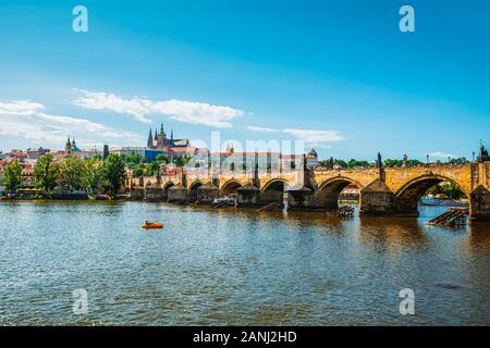 Charles ponte sul fiume Moldava a Praga in giornata di sole. Foto Stock
