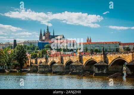 Charles ponte sul fiume Moldava a Praga in giornata di sole. Foto Stock