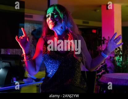 Ocean Drive, Miami, Florida - Gennaio, 3 2020: Miami Performer Playing Music In An Ocean Drive Restaurant. Foto Stock
