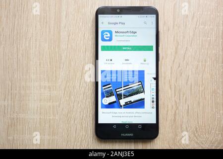 L'app Microsoft Edge sul sito Web di Google Play Store viene visualizzata sullo smartphone Huawei Y6 2018 Foto Stock