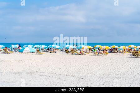 South Beach, Miami, Florida - 31 Dicembre 2019: Spiagge Che Godono Delle Splendide Acque Di South Beach, Miami, Florida. Foto Stock