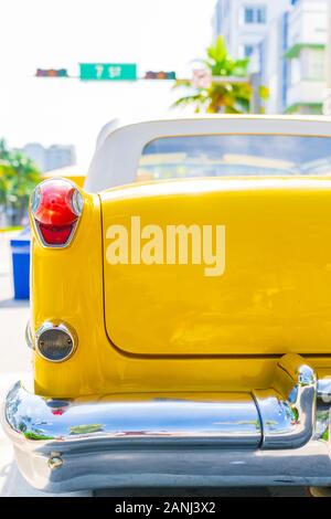 La Luce Di Coda Di Una Classica Auto Americana Gialla A South Beach, Miami, Florida. Foto Stock