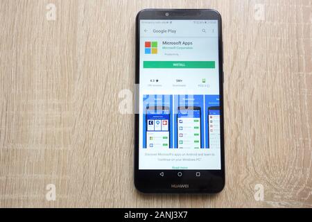 Le applicazioni Microsoft sul sito Web di Google Play Store vengono visualizzate sullo smartphone Huawei Y6 2018 Foto Stock
