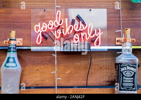 Buono Vibes Solo Neon Sign. Foto Stock