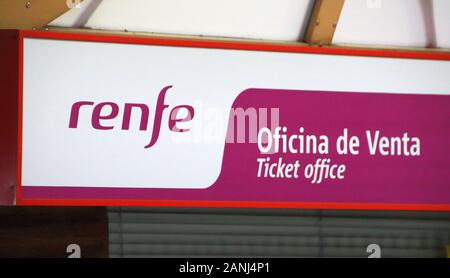 Malaga, Spagna. Xiii gen, 2020. Renfe ferrovie logo che si vede in Costa del Sol, Malaga. Credito: Keith Mayhew/SOPA Immagini/ZUMA filo/Alamy Live News Foto Stock