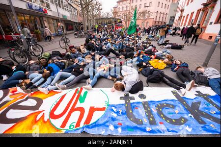Mainz, Germania. Xvii gen, 2020. I dimostranti bloccare una strada nel centro di Mainz e giacciono dietro un poster con il motto "L'OROLOGIO SCANDISCE IL TEMPO". Il venerdì per il futuro la Germania ha chiamato per tutto il territorio nazionale su larga scala di dimostrazione nel capitale della Renania Palatinato. Credito: Andreas Arnold/dpa/Alamy Live News Foto Stock