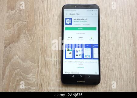 App Microsoft Word sul sito Web Google Play Store visualizzato sullo smartphone Huawei Y6 2018 Foto Stock
