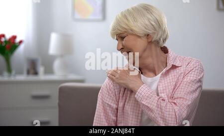 Femmina Senior che soffrono di dolore spalla di massaggio, malattie comuni, artrite Foto Stock