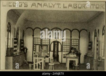 Elettrochimico e metallurgico industria . .LCHEMISTK L.MIORATORY IN chimico tedesco E.XHIUITION. 8.30 oclock di mattina alle 10.30 oclock in anche-ing, il carico trasportato in tutta l'esposizione variata fromJ5 per cento di sottocarico 25 per cento per sovraccarico. Il totale num-ber di giri quasi toccato i miliardi di mark-855,-702.000. St()ra(;e locomotiva della batteria.Nel ct)urt del palazzo di elettricità non vi era un exhibitand dimostrazione di un industriale e ferroviario locomotiva,il design di C. W. Hunt Co.. West New Brighton,S. I., N. Y. La locomotiva fu dello stretto-manometro el Foto Stock