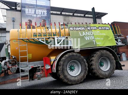 Oberhausen, Germania. Xvii gen, 2020. Un fertilizzante unità della macchina sull'agricoltore treno di protesta presso il centro commerciale Centro con la protesta banner con la scritta 'No gli agricoltori - nessun cibo - nessun futuro' passato un cinema poster pubblicitario "Bad Boys". Gli agricoltori stanno protestando contro i nuovi regolamenti di fertilizzante e per "equo dei prezzi dei prodotti alimentari". Credito: Roland Weihrauch/dpa/Alamy Live News Foto Stock