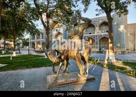 Un monumento di Hodja Naserudin al Nadir Divan Begi madrasa, Bukhara, Uzbekistan in Asia centrale Foto Stock