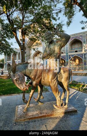 Un monumento di Hodja Naserudin al Nadir Divan Begi madrasa, Bukhara, Uzbekistan in Asia centrale Foto Stock