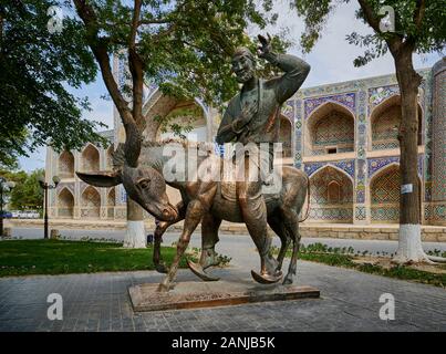 Un monumento di Hodja Naserudin al Nadir Divan Begi madrasa, Bukhara, Uzbekistan in Asia centrale Foto Stock