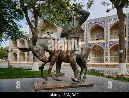 Un monumento di Hodja Naserudin al Nadir Divan Begi madrasa, Bukhara, Uzbekistan in Asia centrale Foto Stock