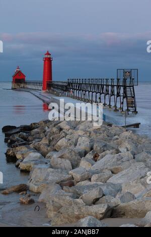 Faro E Molo Di Grand Haven, Grand Haven State Park, Grand Haven, Michigan Foto Stock