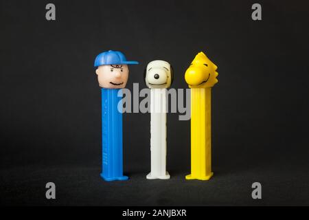 WOODBRIDGE, NEW JERSEY / STATI UNITI - Gennaio 16, 2020: Tre noccioline Pez erogatori sono allineate su uno sfondo nero Foto Stock