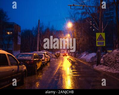 Di notte la città di inverno Foto Stock