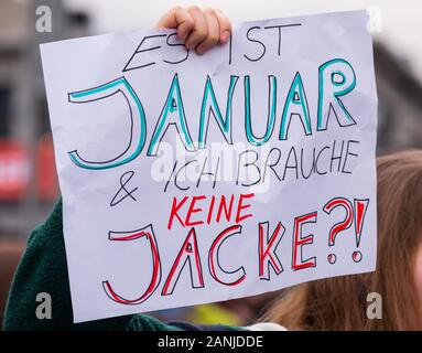 Mainz, Germania. Xvii gen, 2020. Un partecipante demo contiene un poster sulla Gutenbergplatz con la dichiarazione "è gennaio e non ho bisogno di una camicia'. Il venerdì per il futuro la Germania ha chiamato per tutto il territorio nazionale su larga scala di dimostrazione nel capitale della Renania Palatinato. Al rally di gruppi locali da cinque stati federali, migliaia di partecipanti chiedono più protezione del clima sotto il motto: "L'OROLOGIO SCANDISCE IL TEMPO". Credito: Andreas Arnold/dpa/Alamy Live News Foto Stock