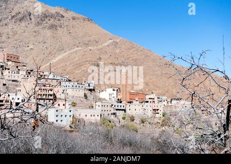 Piccolo villaggio berbero situato in alta montagne Atlas, Marocco Foto Stock