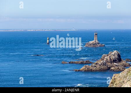 Vista da Pointe du Raz guardando attraverso il pericoloso tratto di mare verso Ile Sein il bretone locale Foto Stock